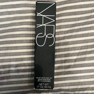 NARS Velvet Matte Skin Tint SPF 30 in Annapurna